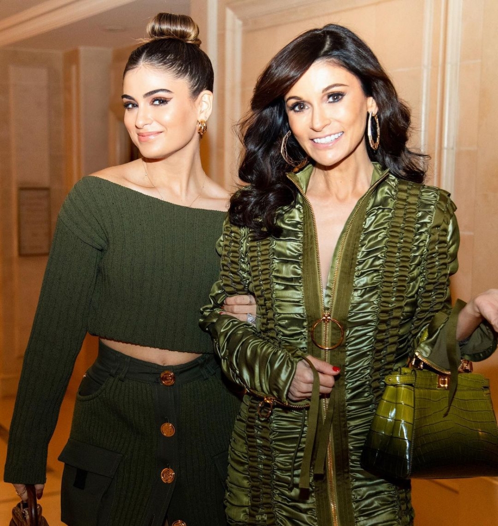 從保守的社群到浮華的時尚世界，她的人生有著許多的體驗。