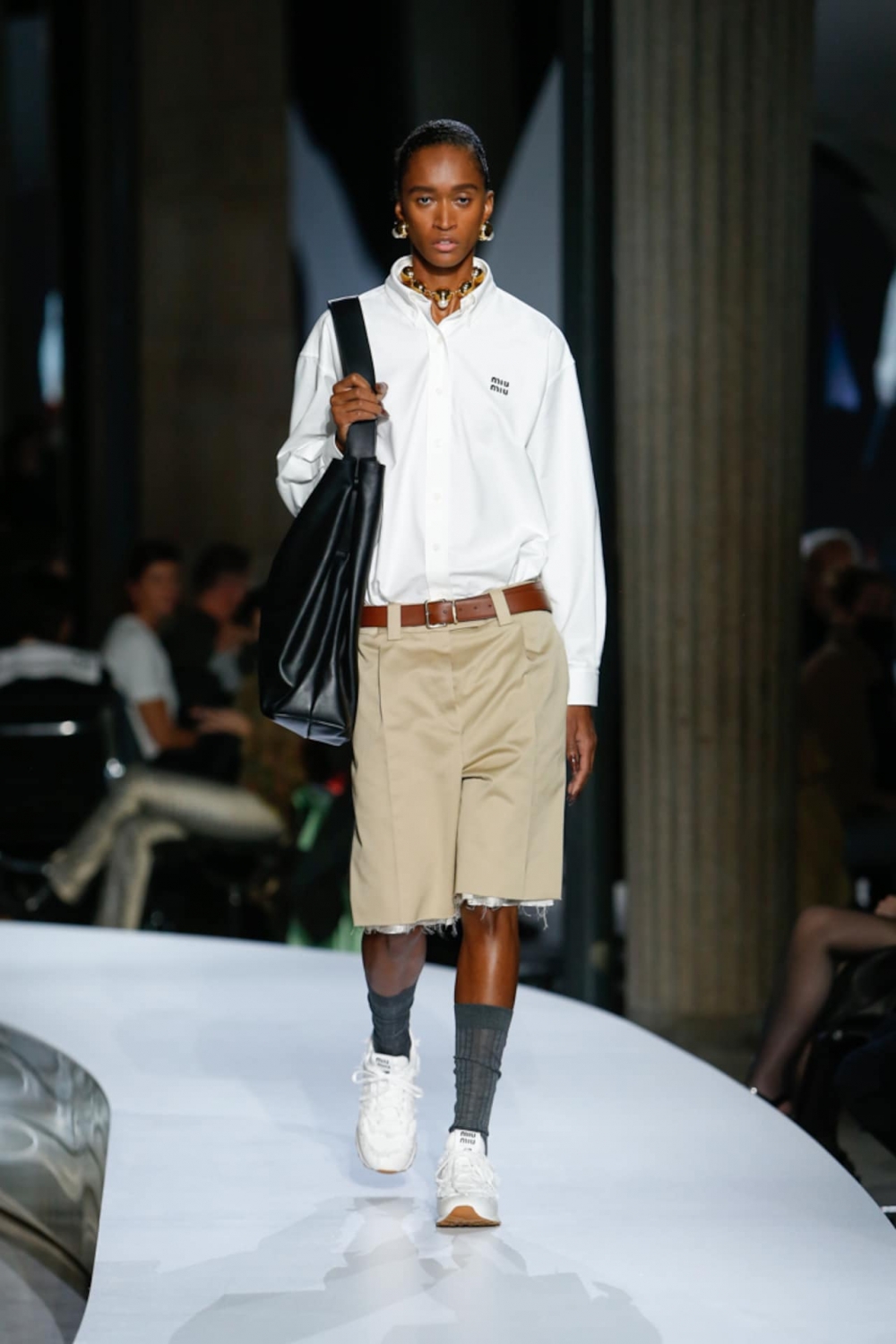 視覺看起來清新脫俗，呈現現代女性解放般的自在魅力。