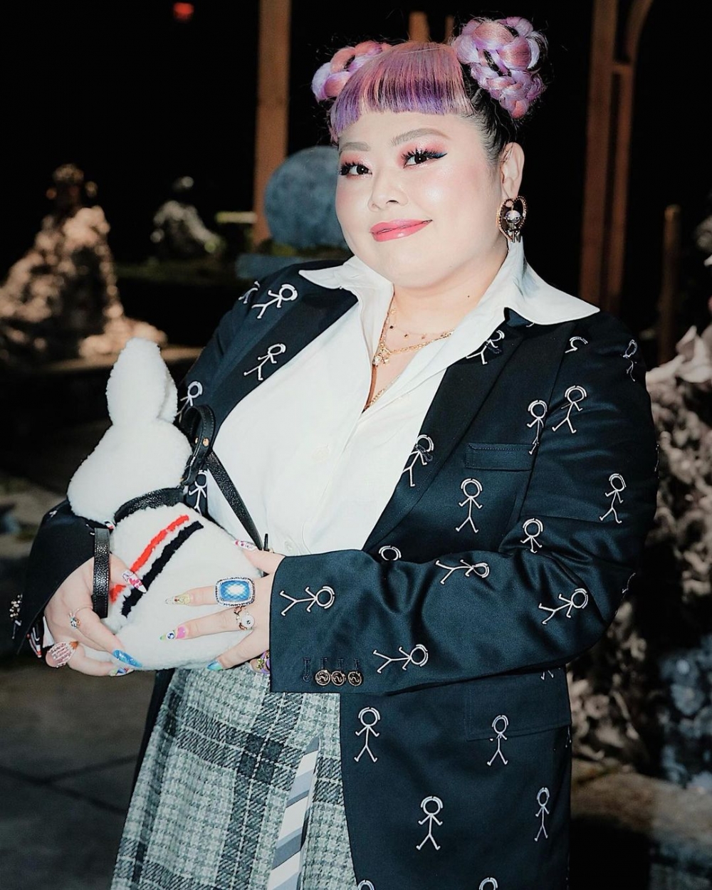 就連正式感的Thom Browne也都難不倒她。