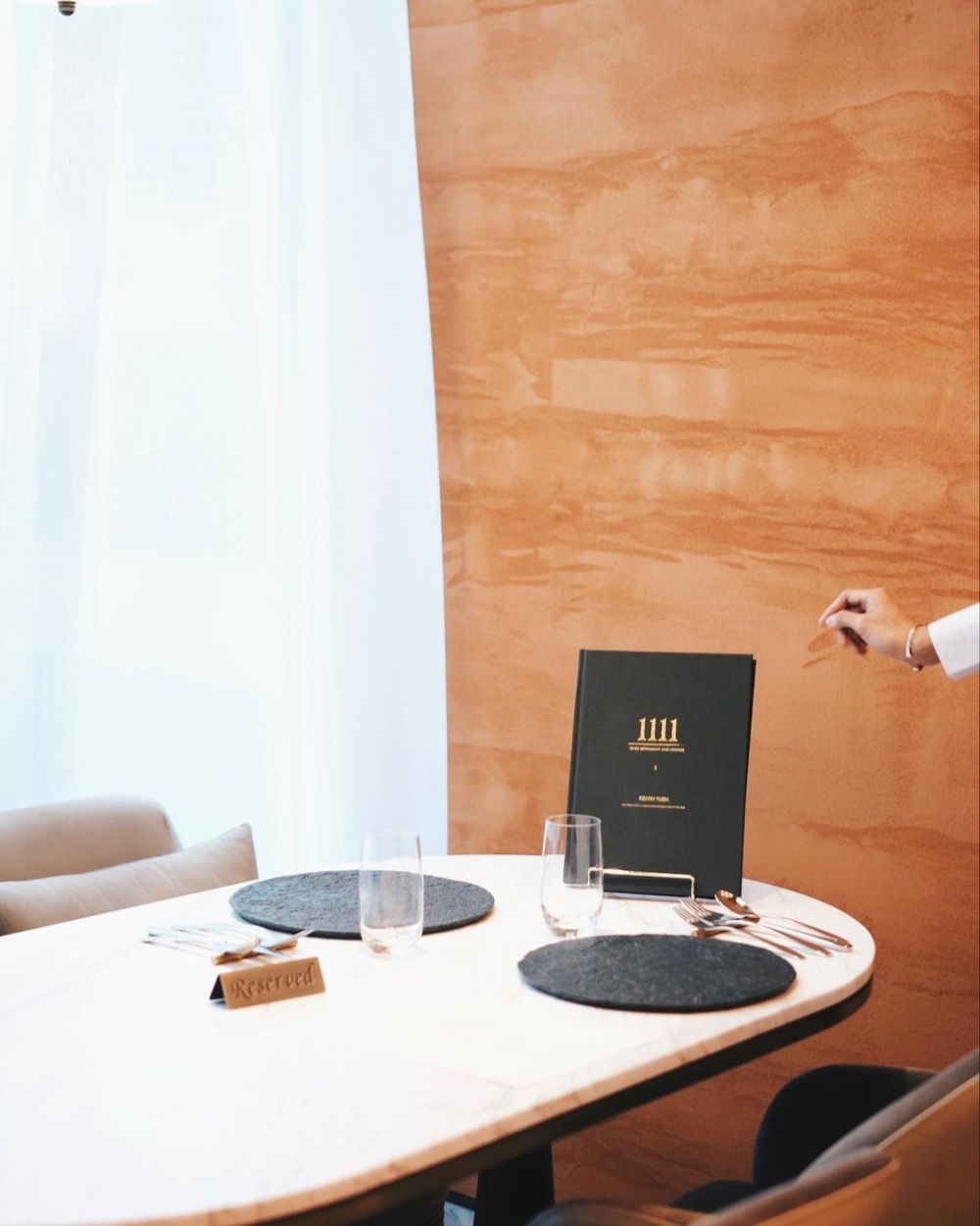 與相戀的情人一起在摩登的空間中用餐，創造難忘的回憶。