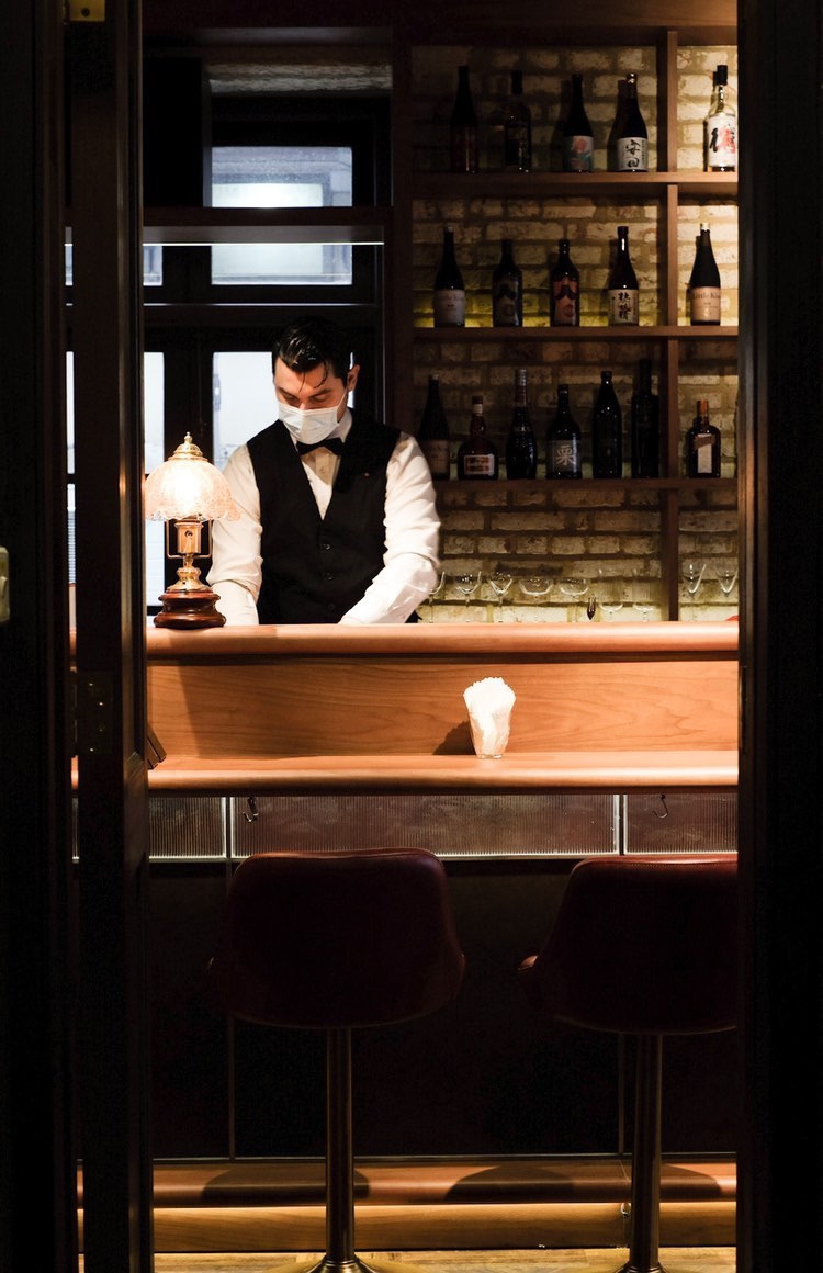 ，剛好的空間大小，整齊舒適的木質家具佔據一部分的擺設。