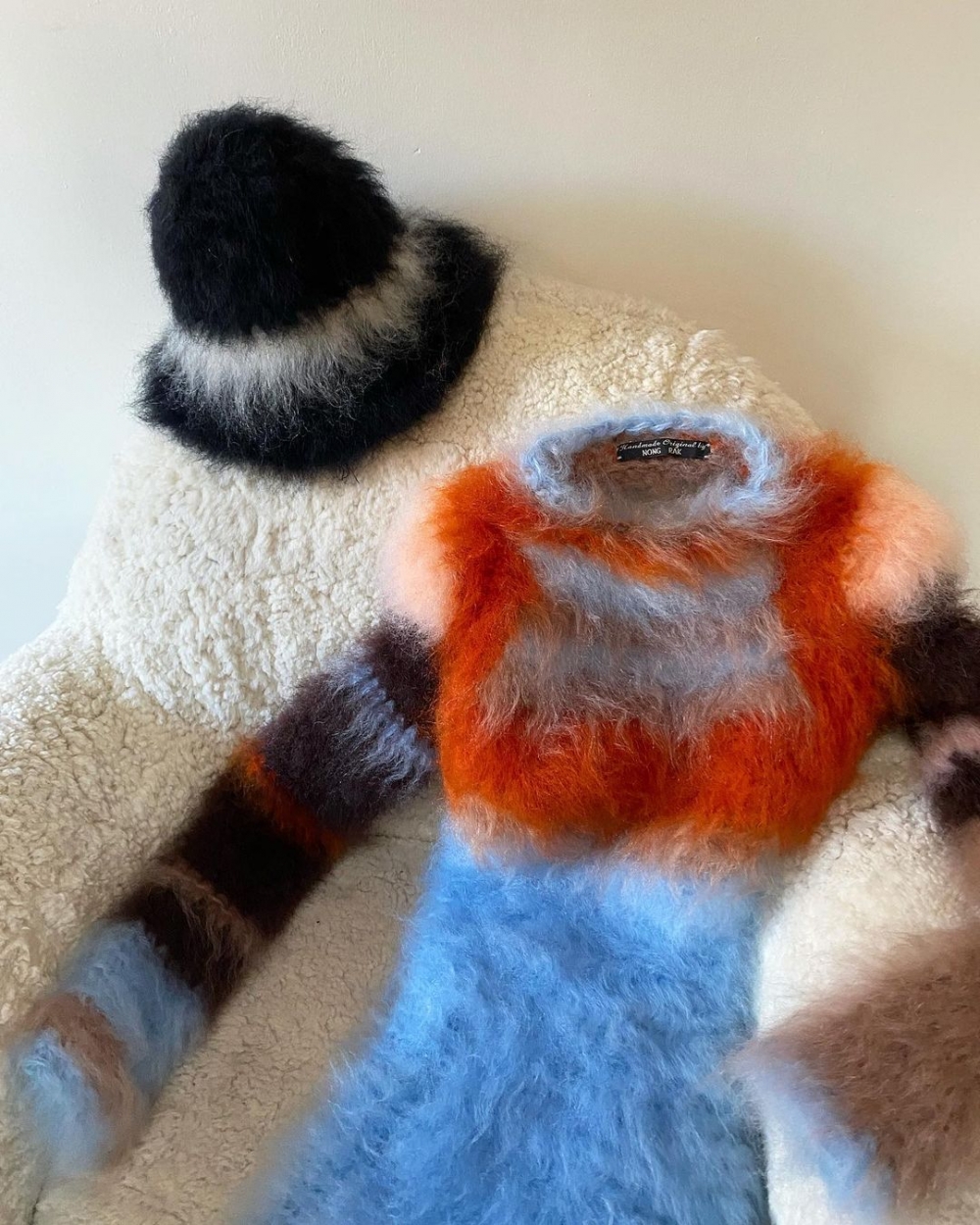 商品以針織套頭衫、手工馬海毛帽,Balaclava帽圍巾等為主。