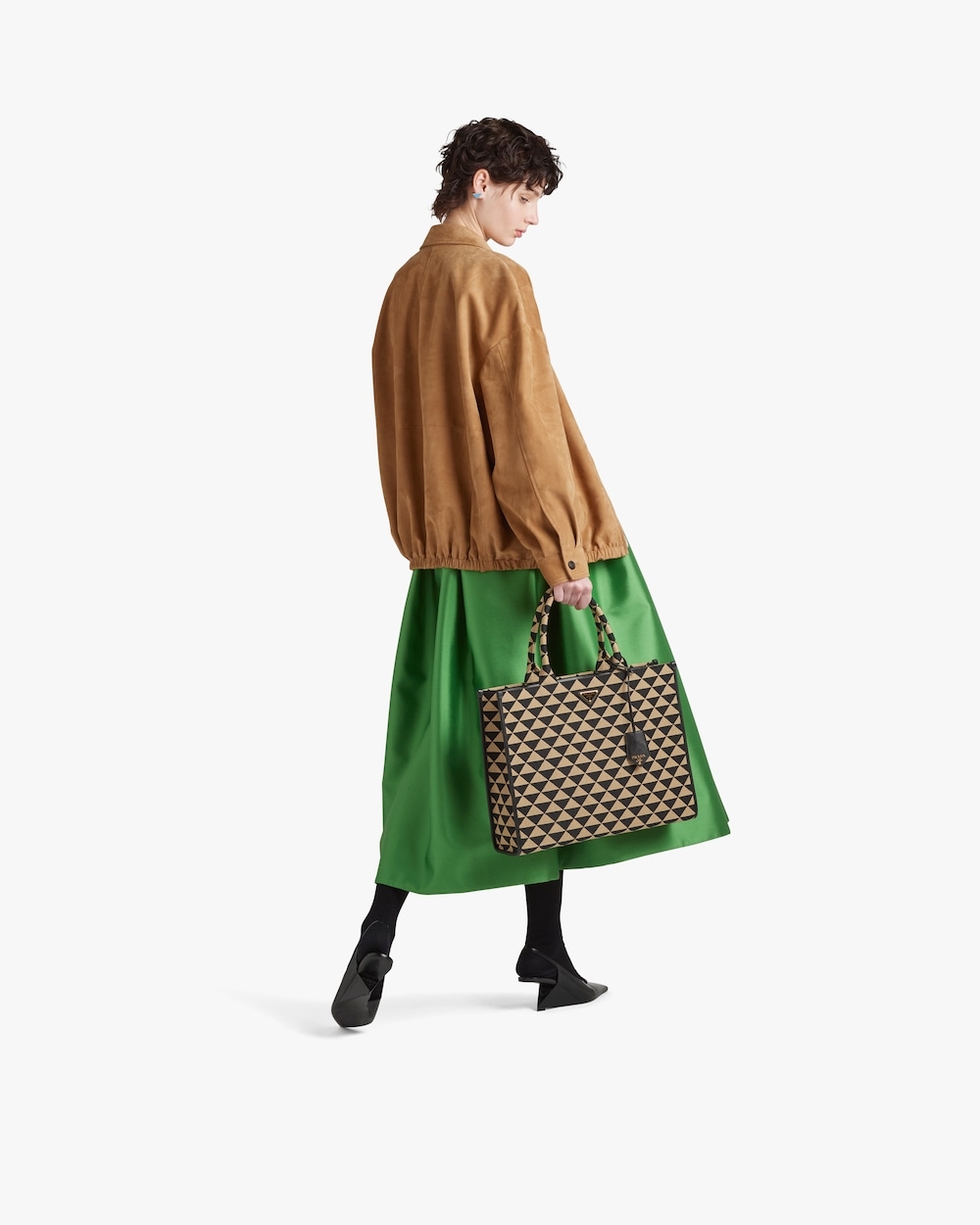 短提把的設計,讓你能優雅詮釋這款手袋。