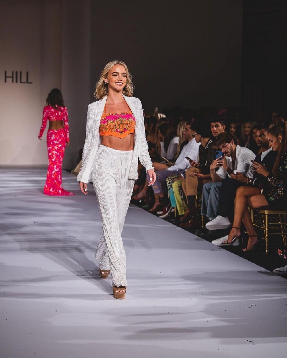 從小她就展現了對於時尚的喜好,也成功踏入時尚界。