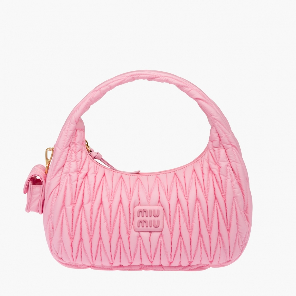 Miu Wander Matelassé Re-Nylon Shoulder Bag經典不朽的皺褶。