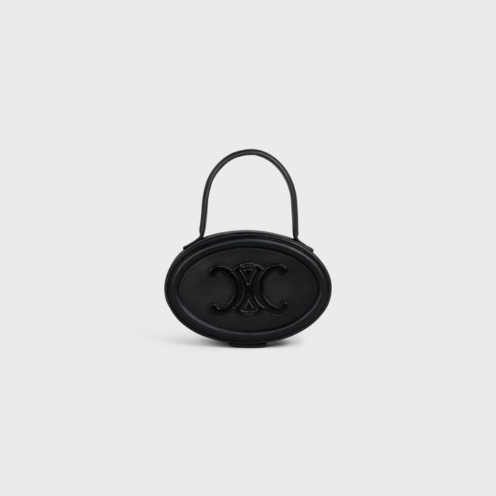 時髦登場的CELINE Oval Minaudiere Cuir Triomphe in Smooth Calfskin Black,相當搶眼。