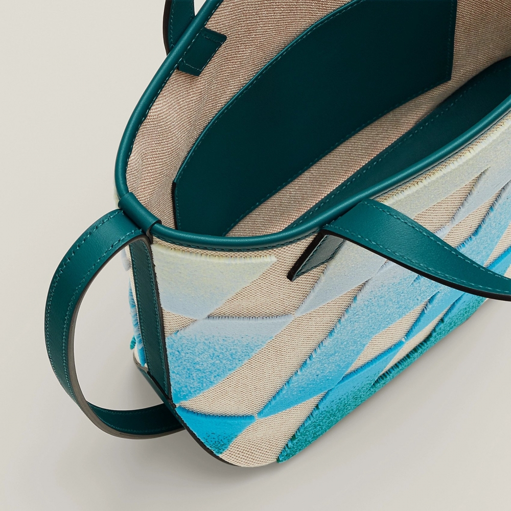 主體以帆布製成，細節採用Swift小牛皮。