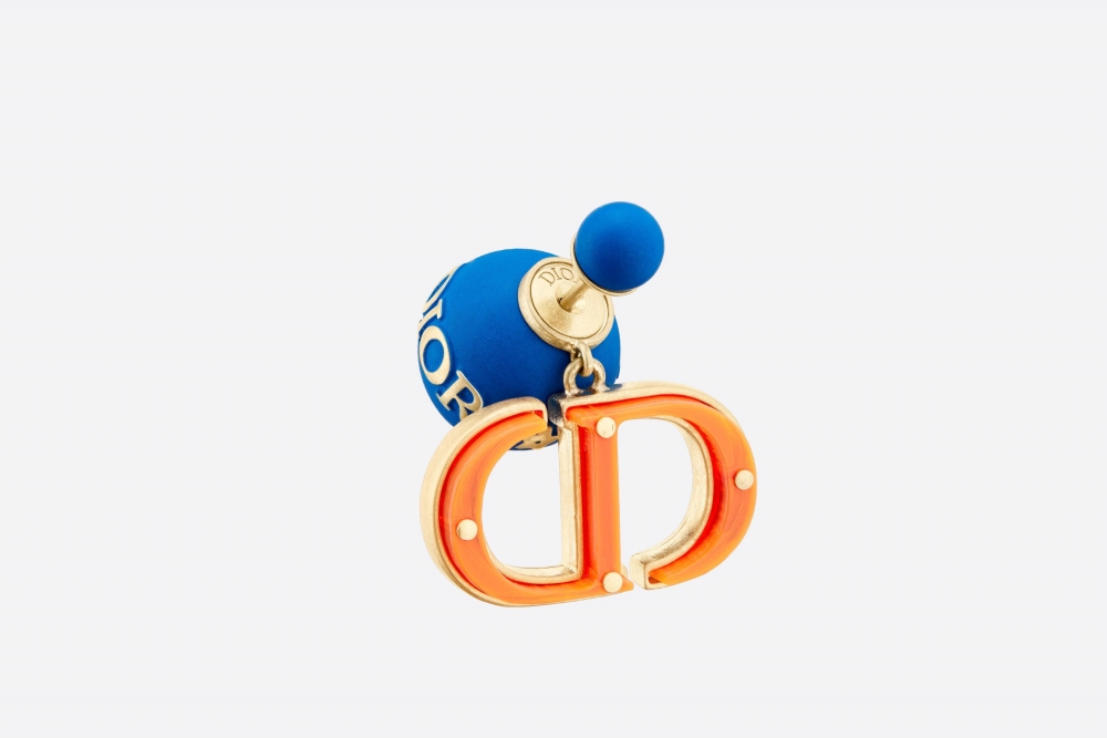 Dior Tribales Earrings藍色珍珠與CD標誌融合。
