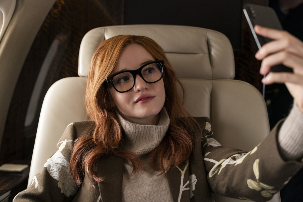 Julia Garner更模仿安娜口音，以混合歐口音的英文演出。