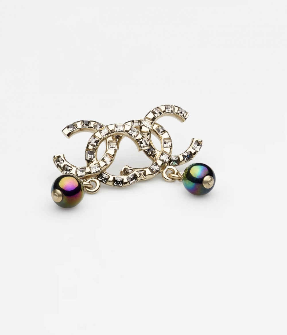 舖有鑽石的雙C輪廓設計緊緊抓住目光。