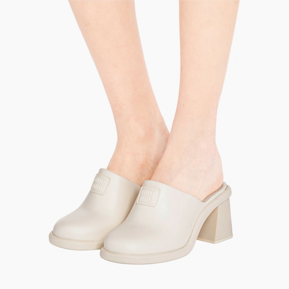 這一款Miu Miu Rubber Mules可愛又時髦。