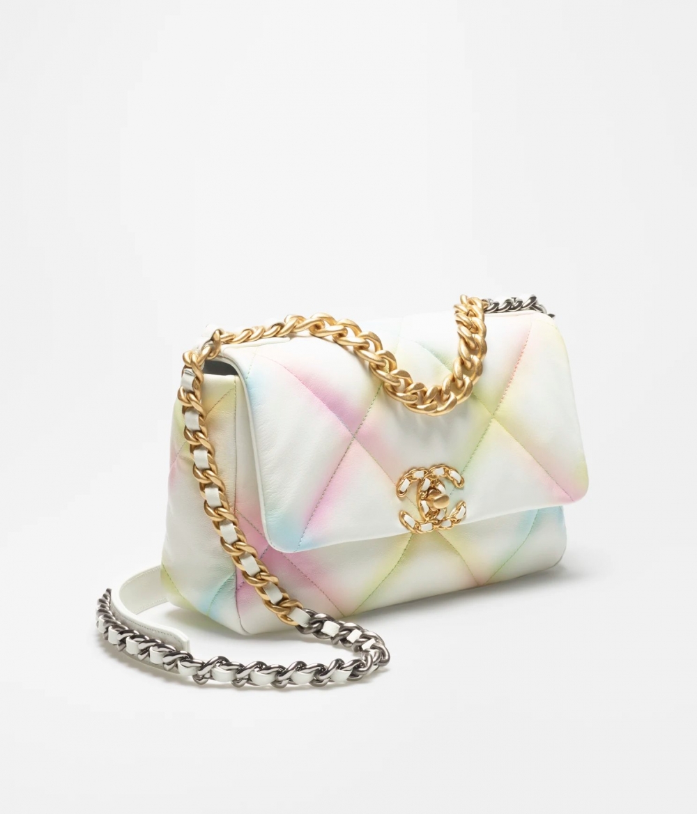 這一款CHANEL 19 Handbag有著五彩繽紛的色彩。