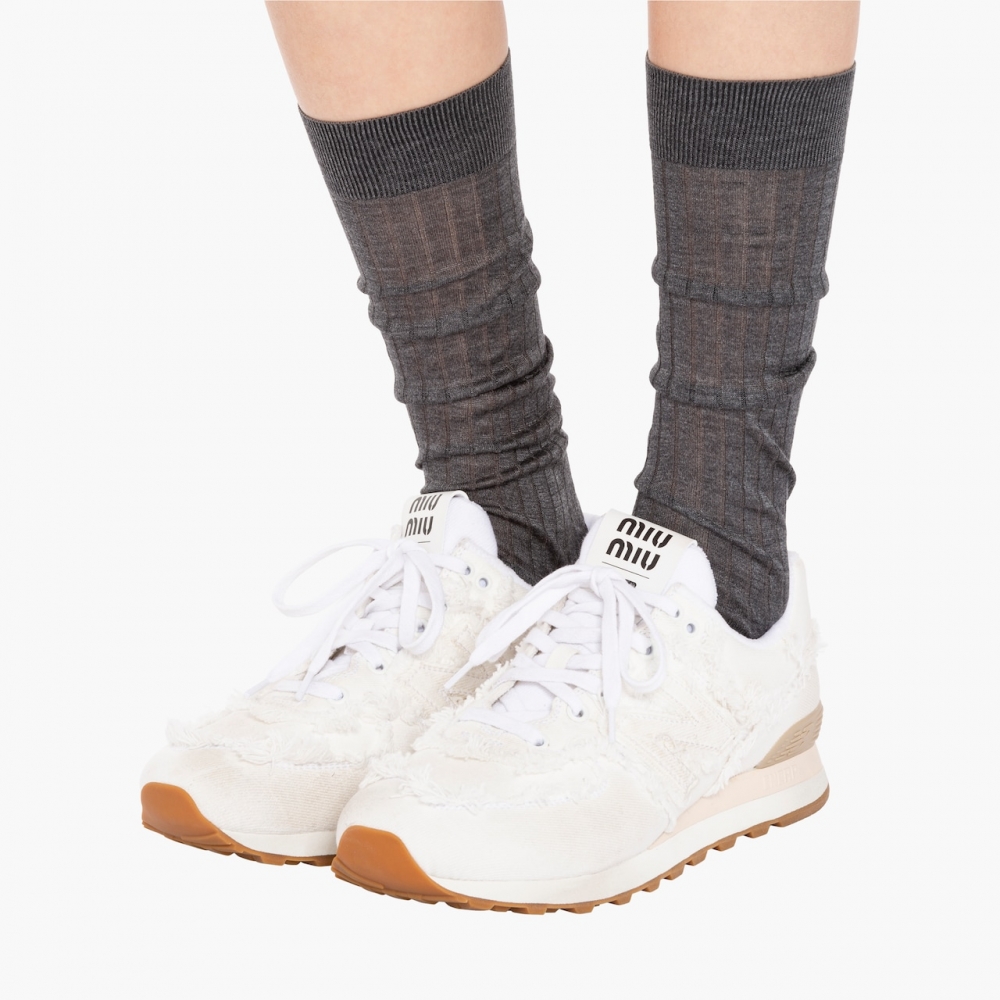 574 New Balance x Miu Miu Denim Sneakers-Ｗhite簡約利落的氣質。