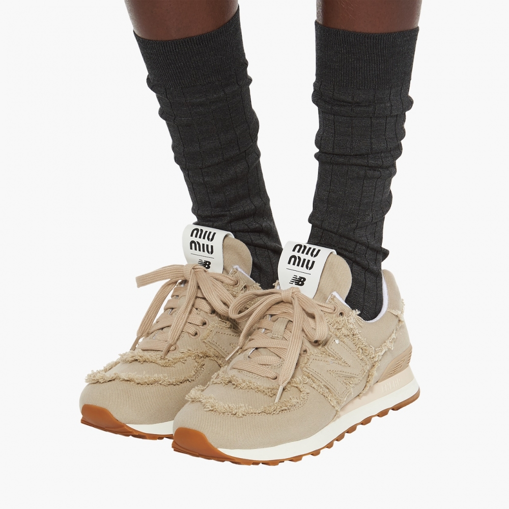 574 New Balance x Miu Miu Denim Sneakers-Colonial Beige俏皮摩登的樣貌。