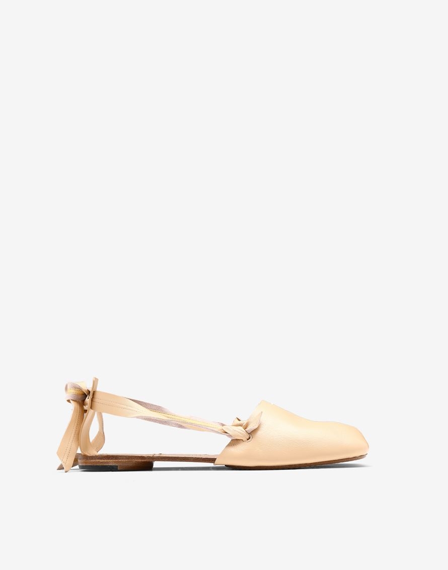 Maison Margiela Tabi Ballet Shoes柔軟的皮革製成。