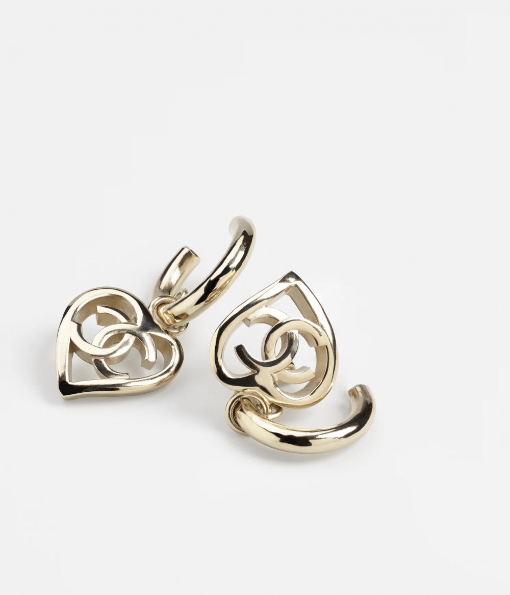 少了珍珠的襯托，愛心形的設計仍能體現CHANEL優雅簡約的品味。