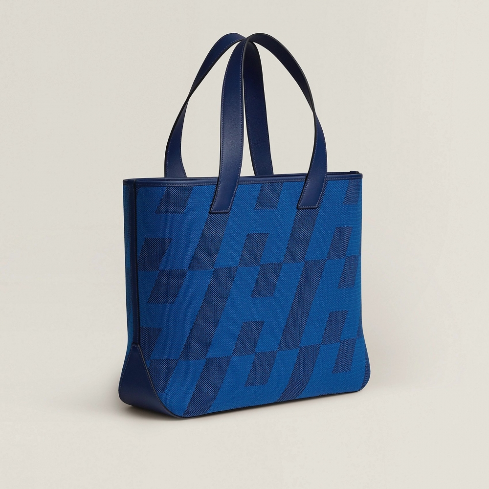 深色的象徵性標誌H字母，配上同色系的手把。