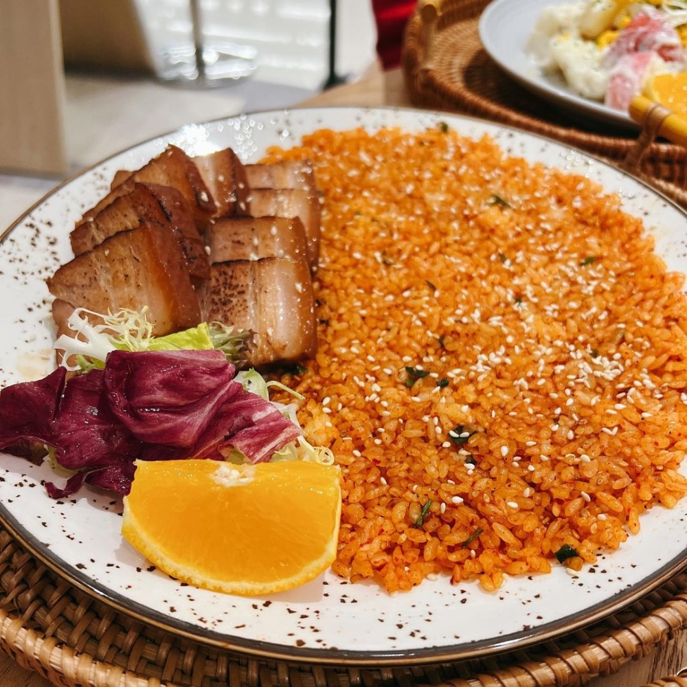 燒醬油黑毛豬白切肉配上韓式泡菜飯。