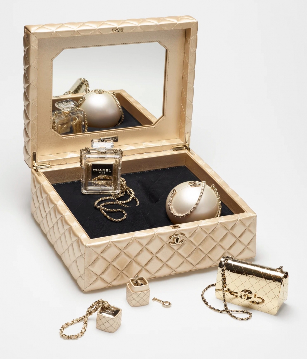 從外盒就展現了極值得奢華感，完整呈現CHANEL品味。
