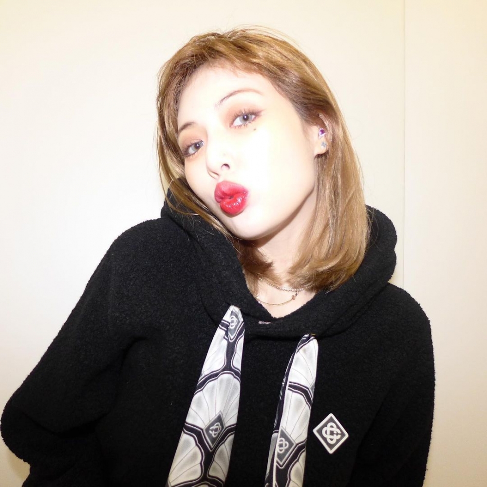 泫雅紅唇治豔嬌美,極具誘惑。