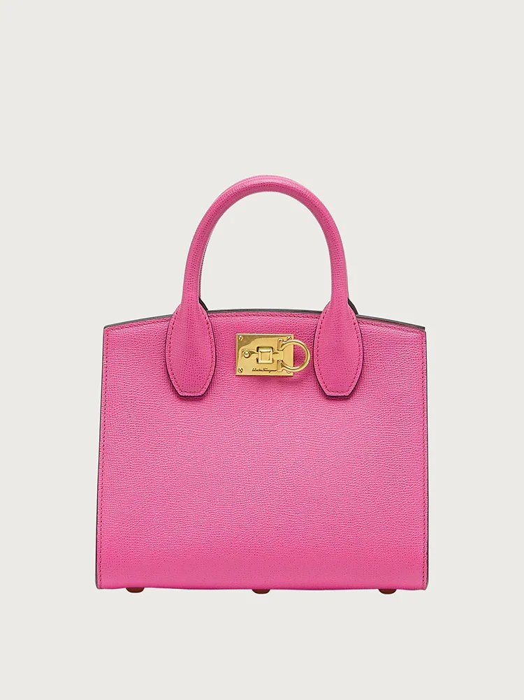 這款Ferragamo品牌經典的設計也出現在劇中。