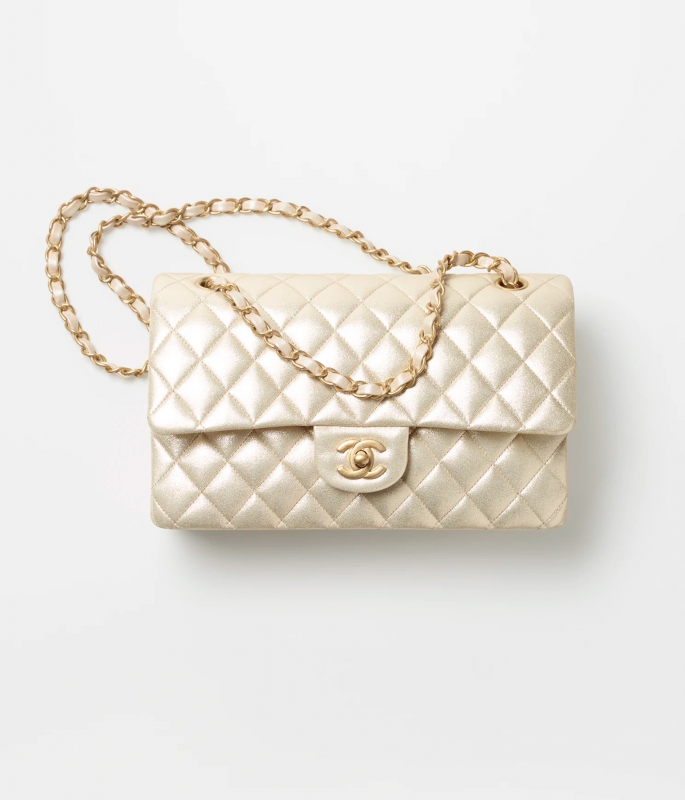 金色的金屬色調，帶來時髦的奢華感。