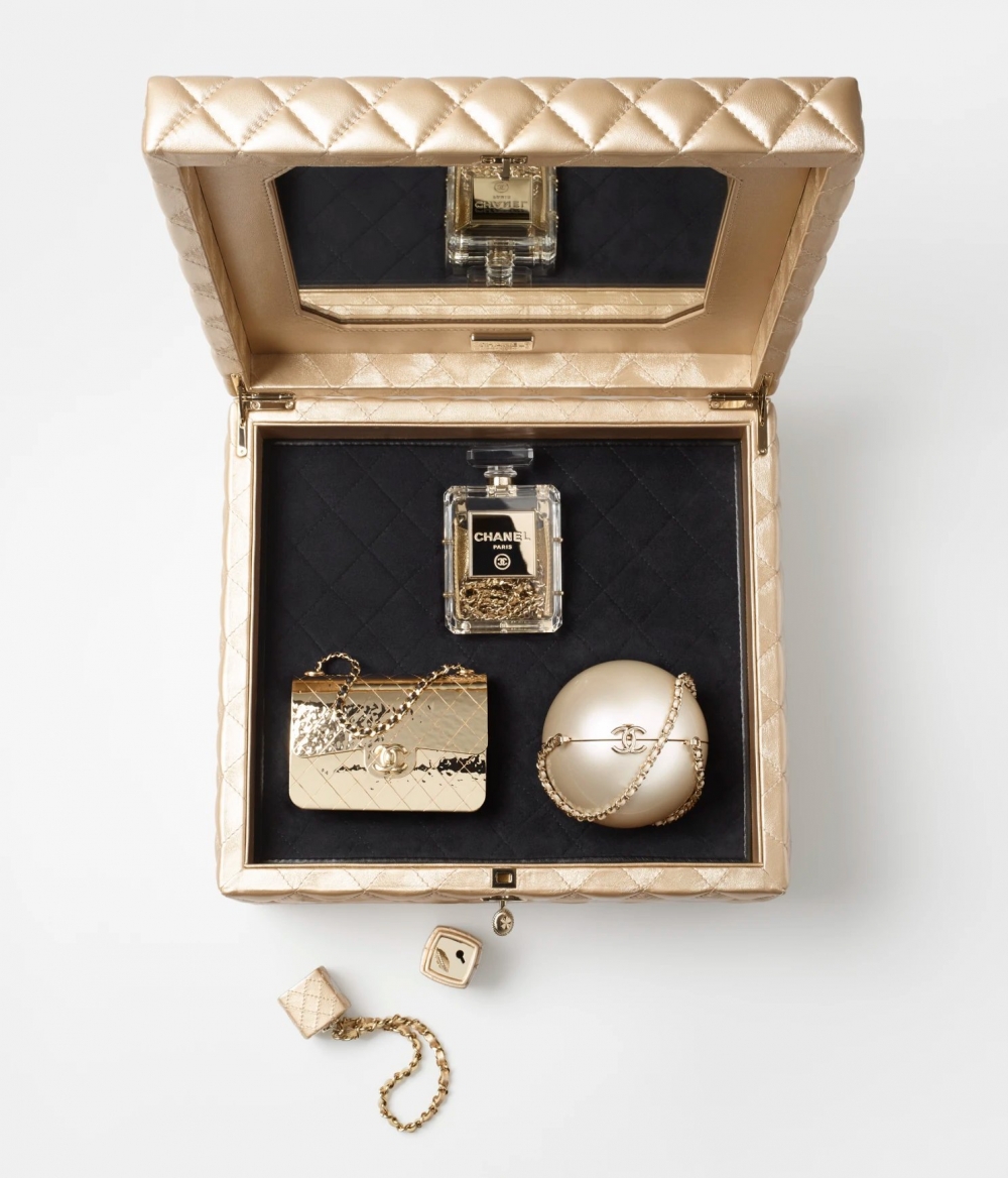 在春夏當中這一款金色調的迷你手袋套組引人注目。