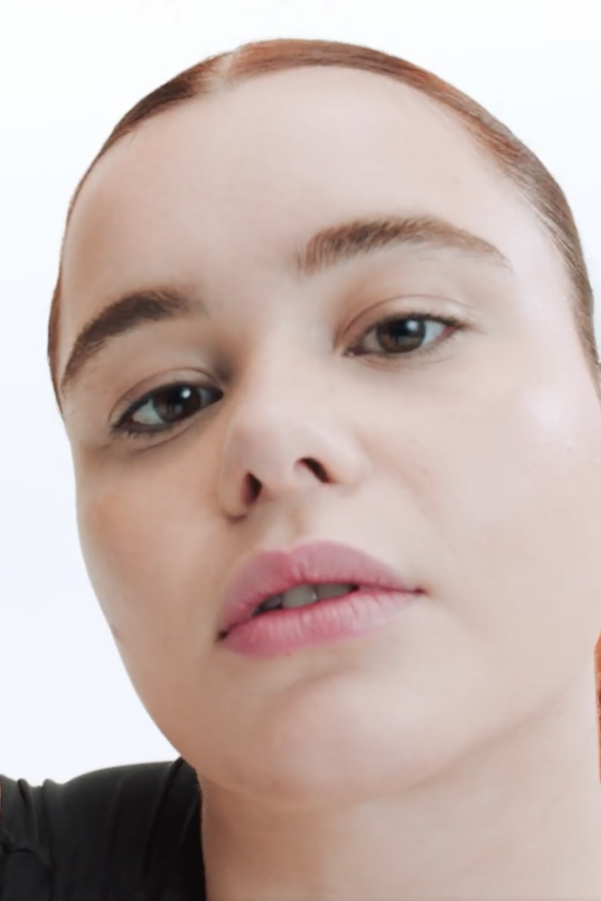 YSL Beauty釋出的形象廣告中，Barbie Ferreira自信的模樣。