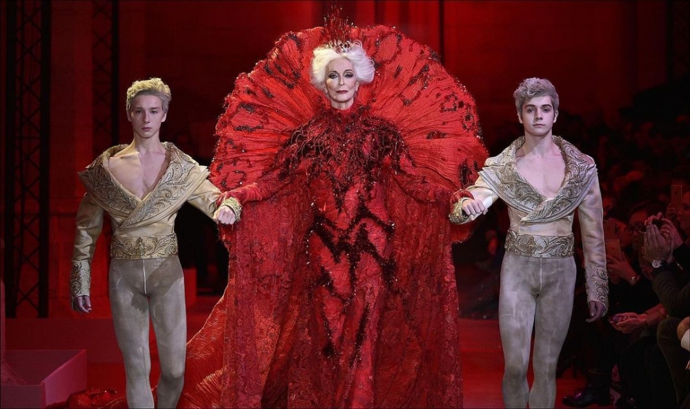 為中國設計師Guo Pei走秀，展現女王的氣勢。