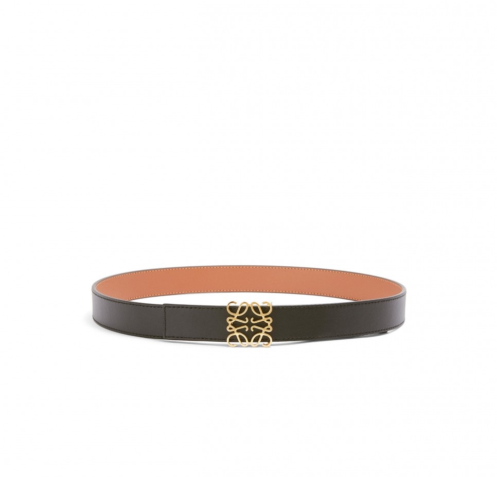 LOEWE Anagram Belt圍繞優雅氣質。