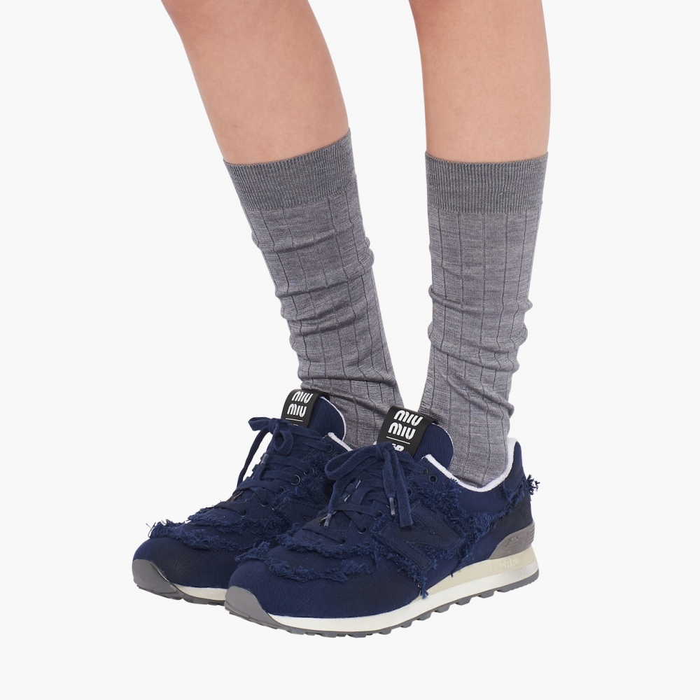 574 New Balance x Miu Miu Denim Sneakers-Royal Blue低調現代感。