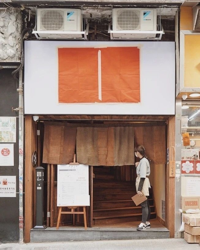 SHIO塩店門外穿過充斥日本韻味的布簾,走上階梯進入。