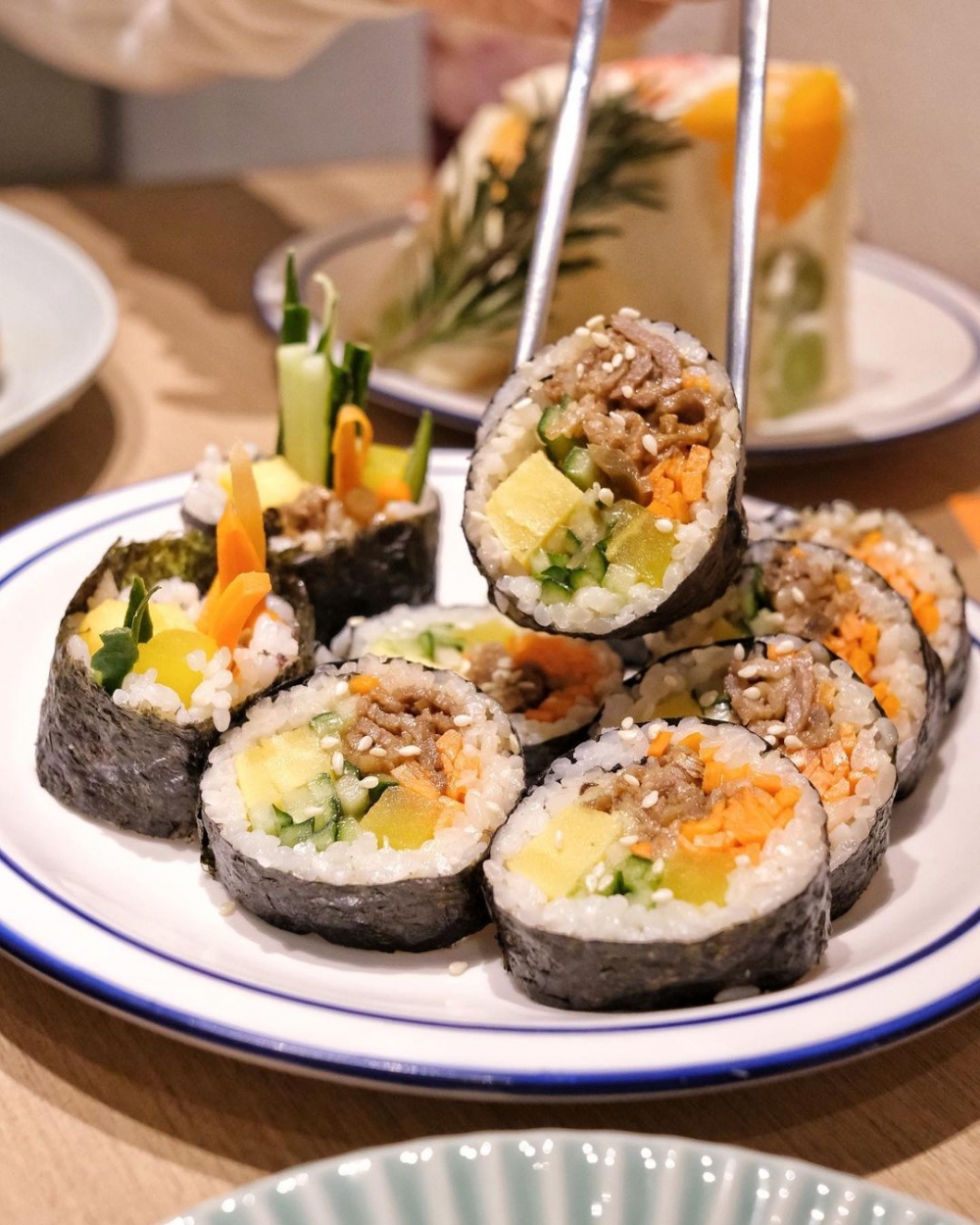 紫米鰻魚紫菜包飯,包裹紫米、鰻魚、蛋等配料...