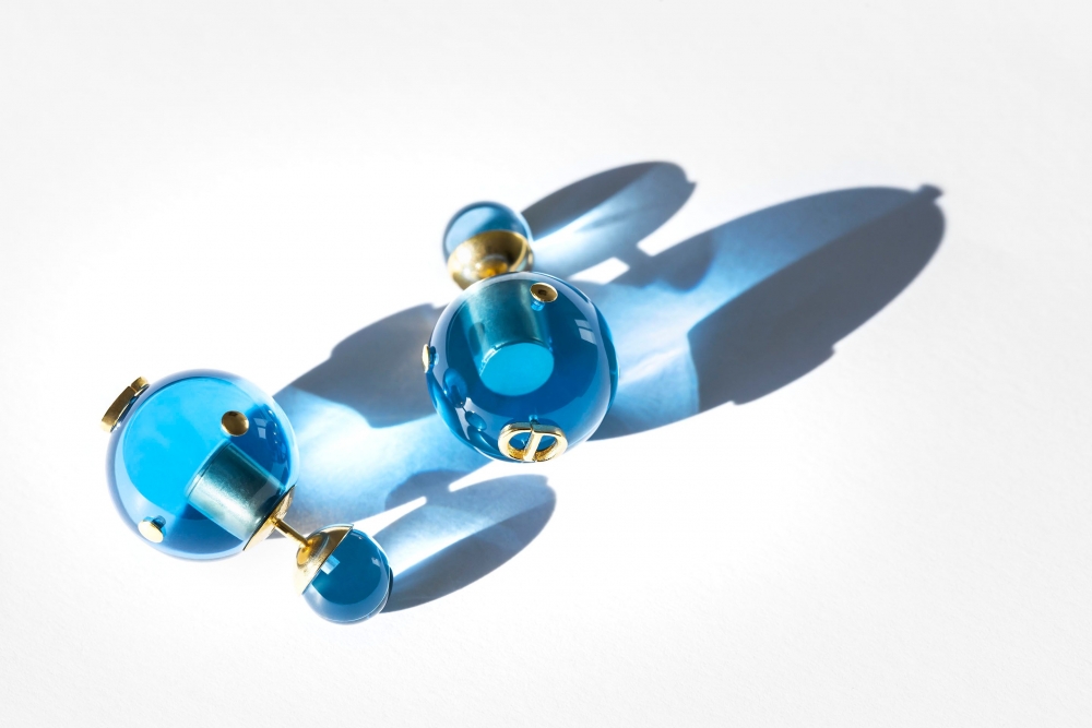 脫俗絕美的Dior Tribales珍珠耳環變得閃爍珍貴。