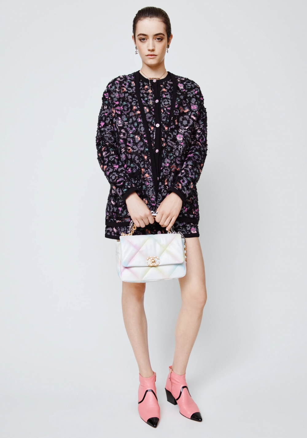 白色為底的手袋，有著五彩繽紛的印花。