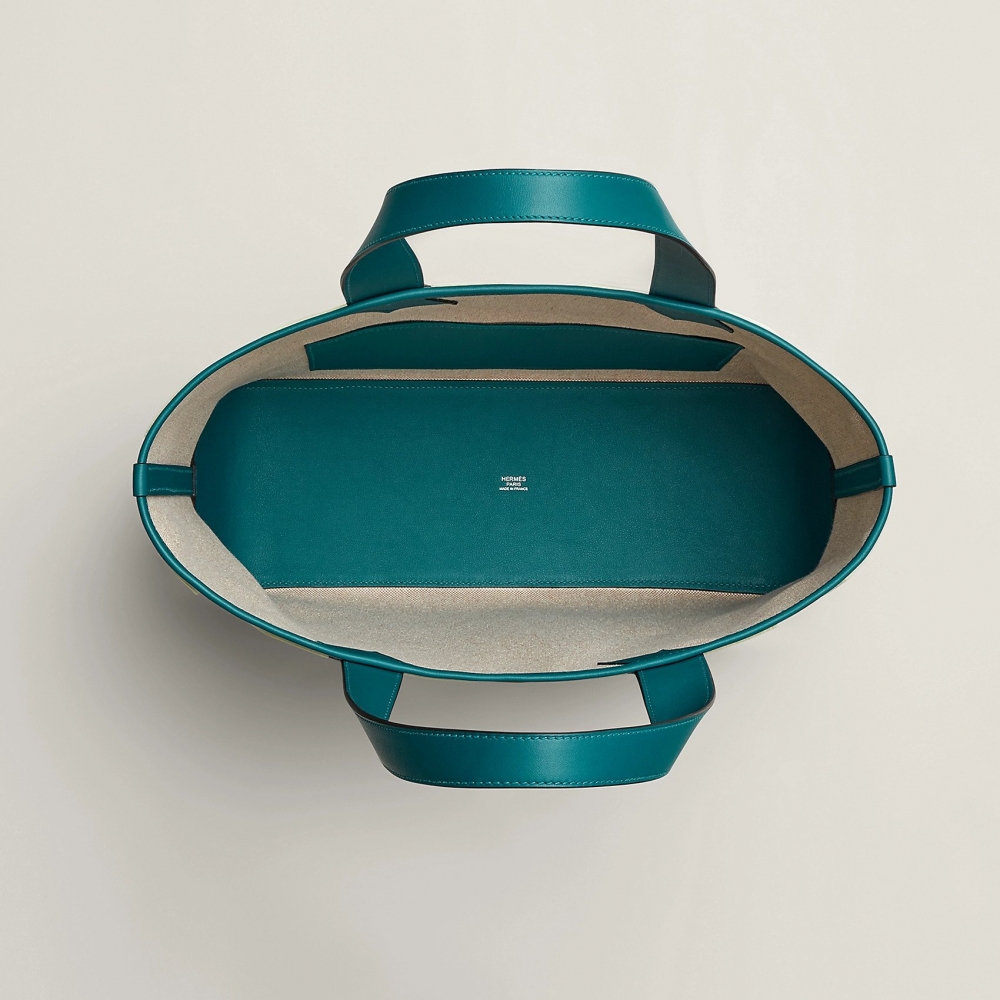 40版本的尺寸，出遊揹上一顆恰到好的容量。