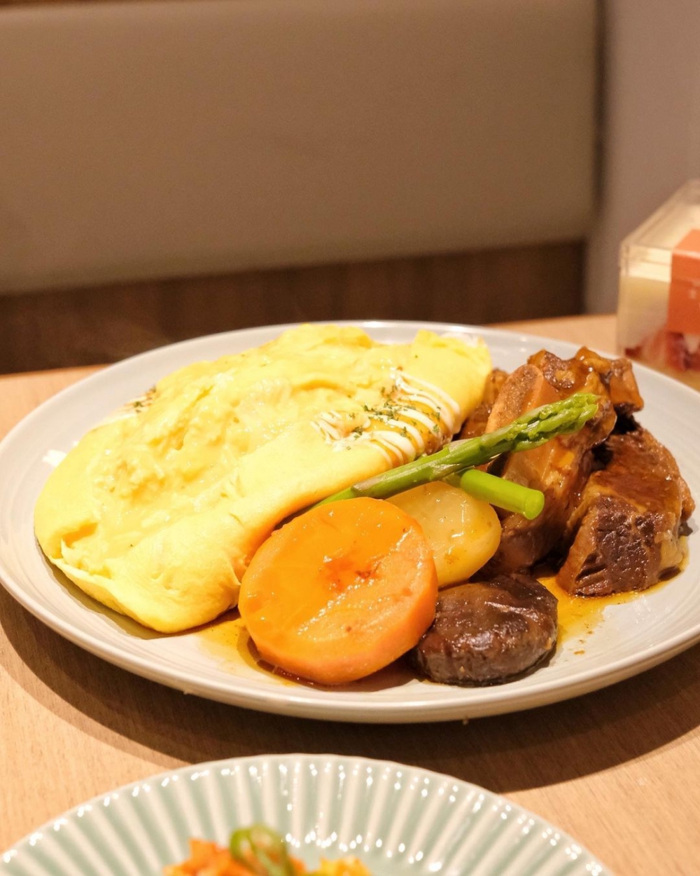 燉牛肋骨蛋包飯,一嚐優質的韓式料理。