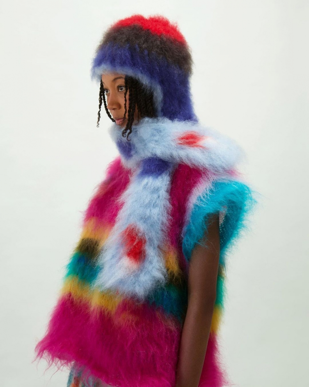 落實這份意識,每件作品一律以滯銷品、二手老式馬海毛紗線製成。