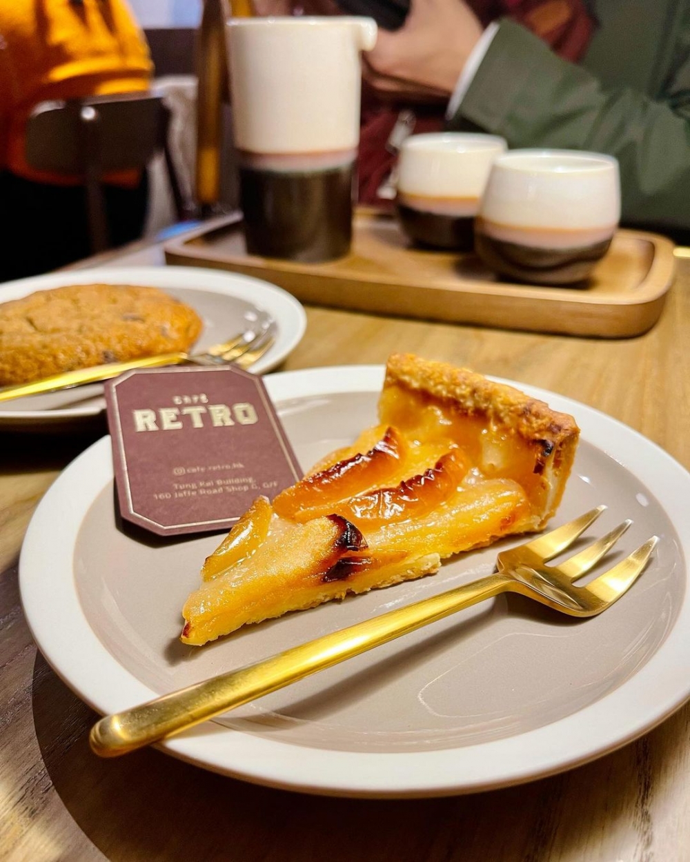 蘋果塔金黃色的視覺非常漂亮,上層鋪上味道鮮甜的蘋果片。