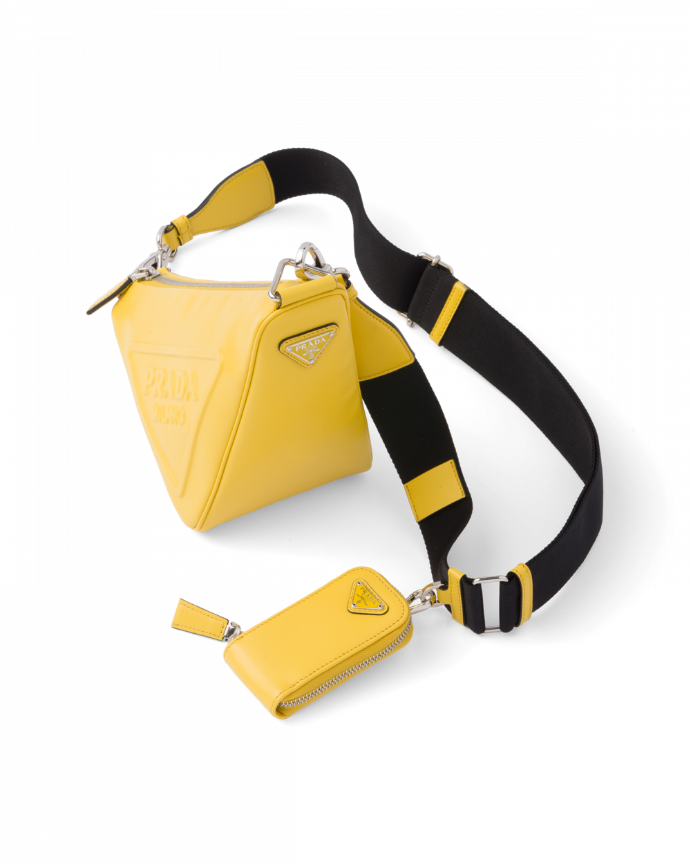 配備可拆除的索繩小型袋子,提升設計的實用性。