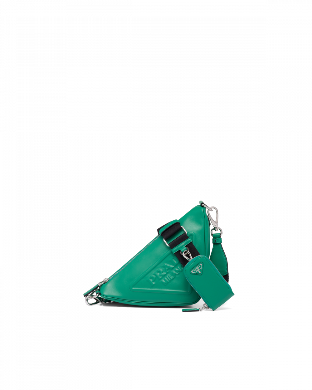 時尚人推薦最愛綠調,讓Prada Triangle手袋更出眾。