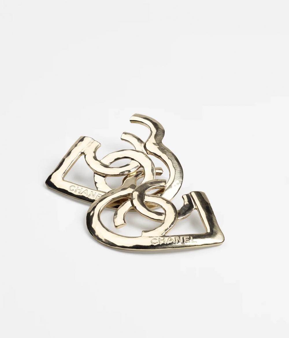 小小的CHANEL字樣刻在邊緣，簡直完美的耳畔間的細亮眼點綴。