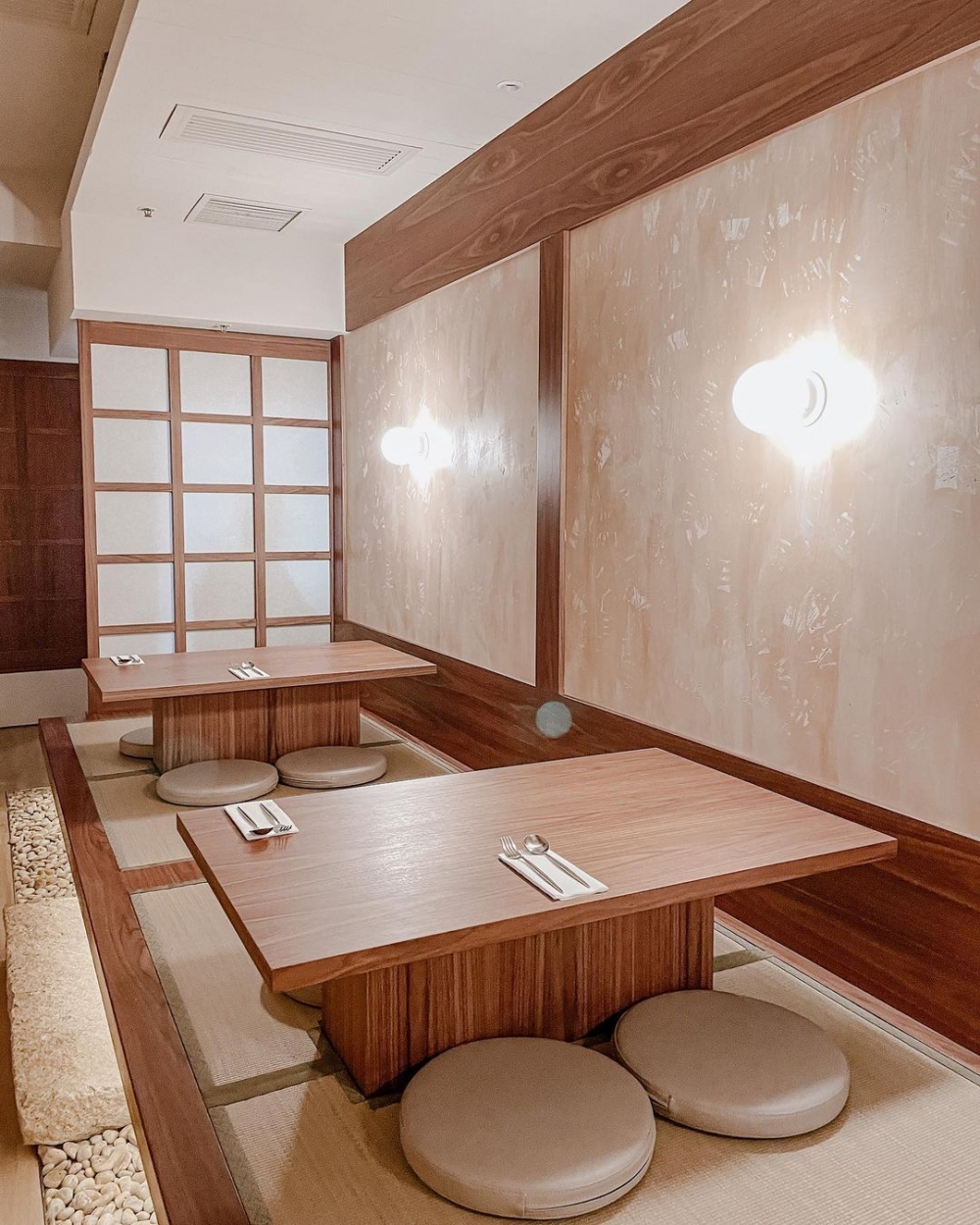 與好有端坐在日式榻榻米座位區上,談天說地。