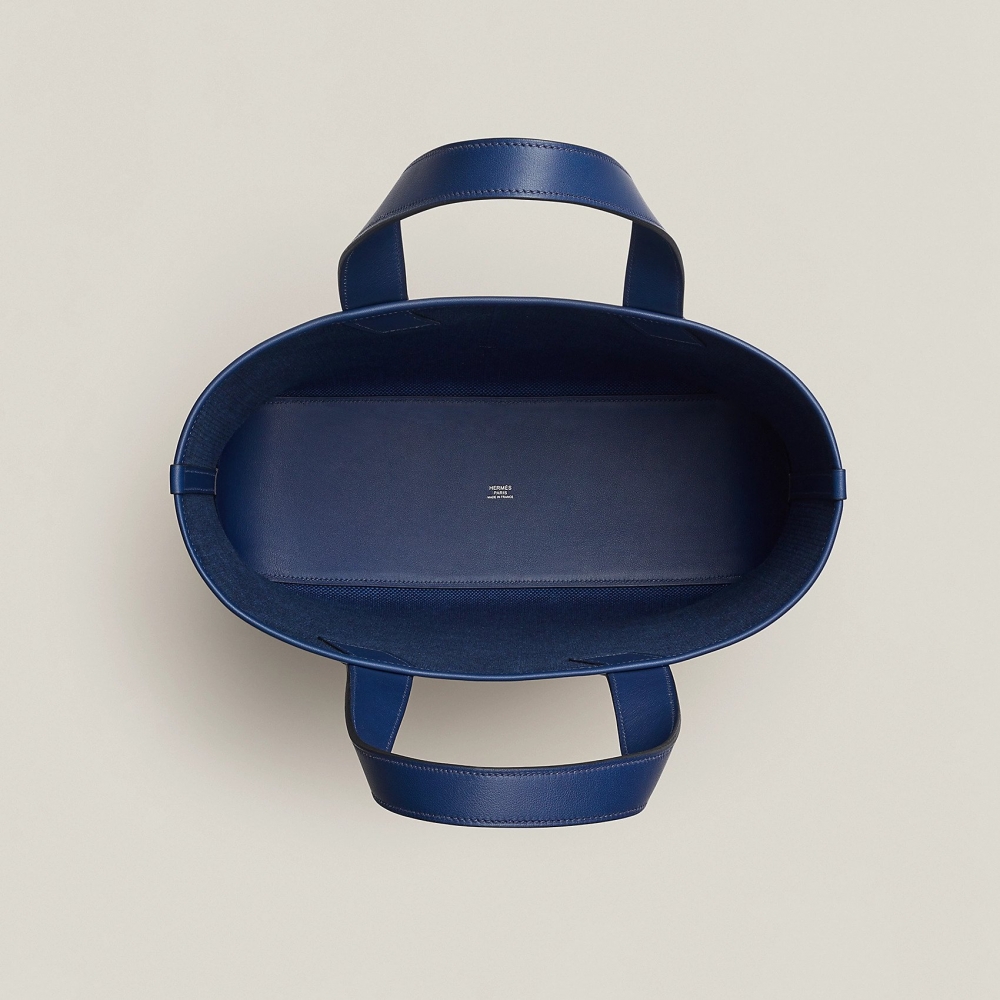 內部的底部刻劃上Hermès字樣。