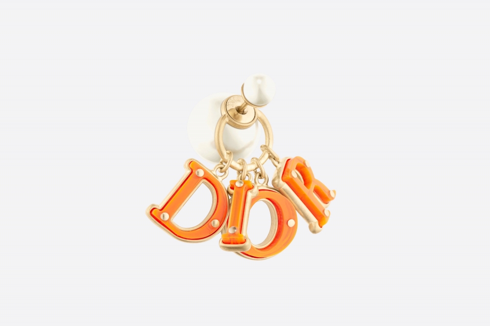 Dior Tribales Earrings放大版本的DIOR字母。