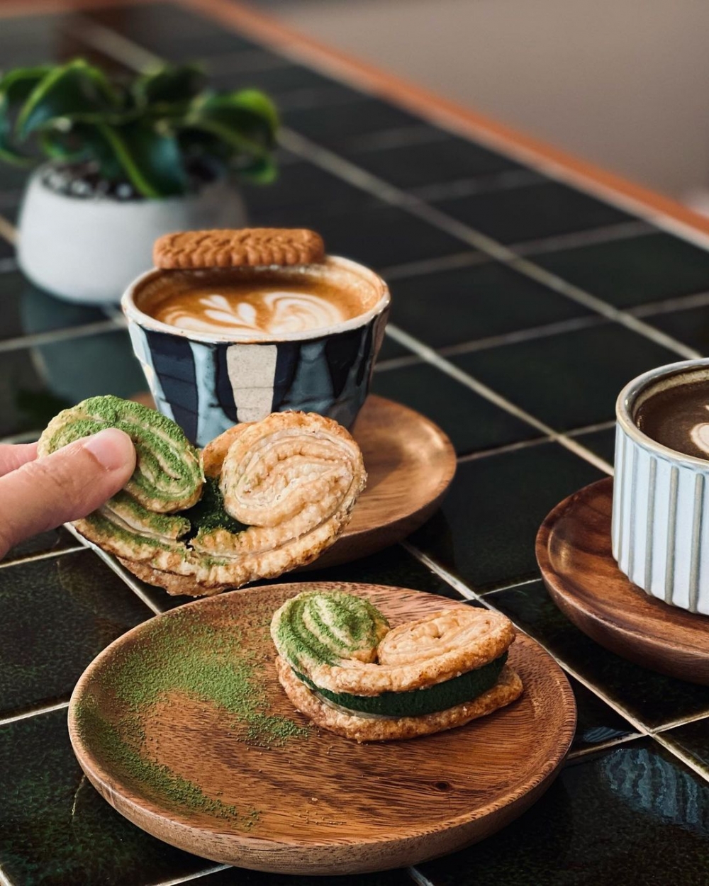 原來店裡不只是餐廳，還有提供Matcha Palmier、Matcha Red Bean Cake甜品等...