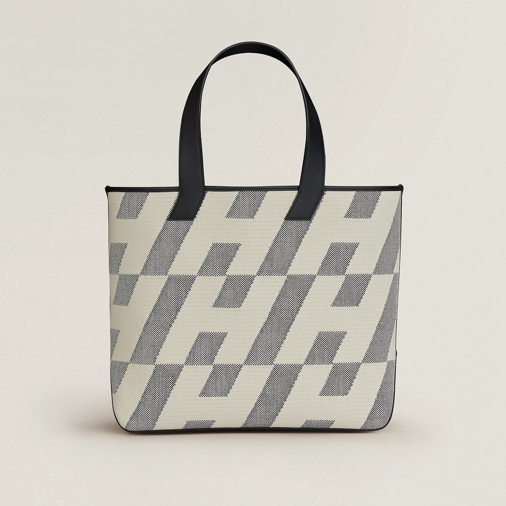 Cabas H en Biais 40 Bag俐落的黑色調。