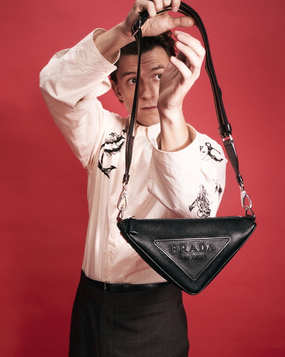 Prada Triangle手袋黑色經典Saffiano皮革版本配刺繡編織皮革肩帶。