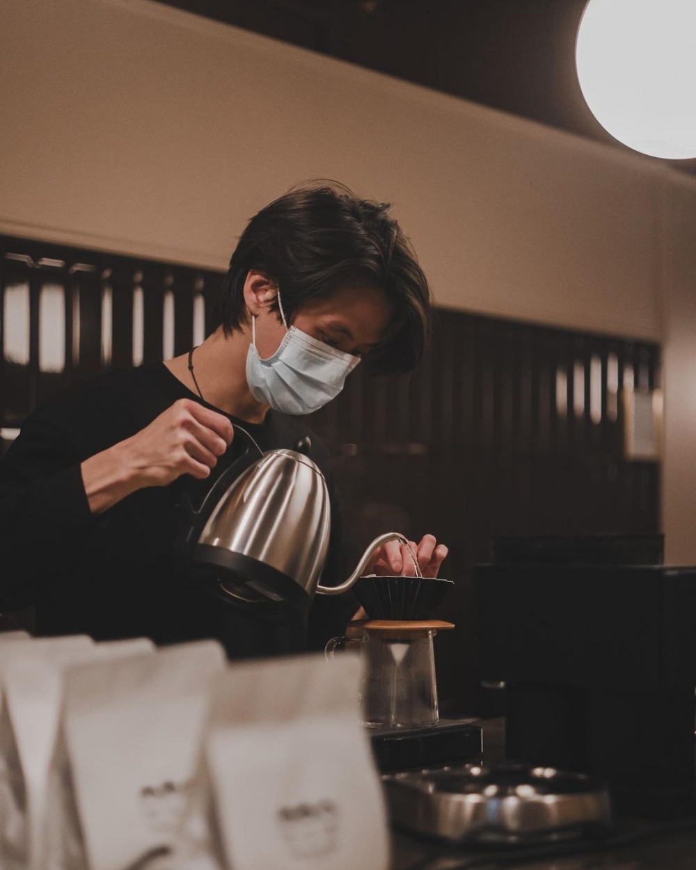 店員認真沖泡咖啡的模樣。