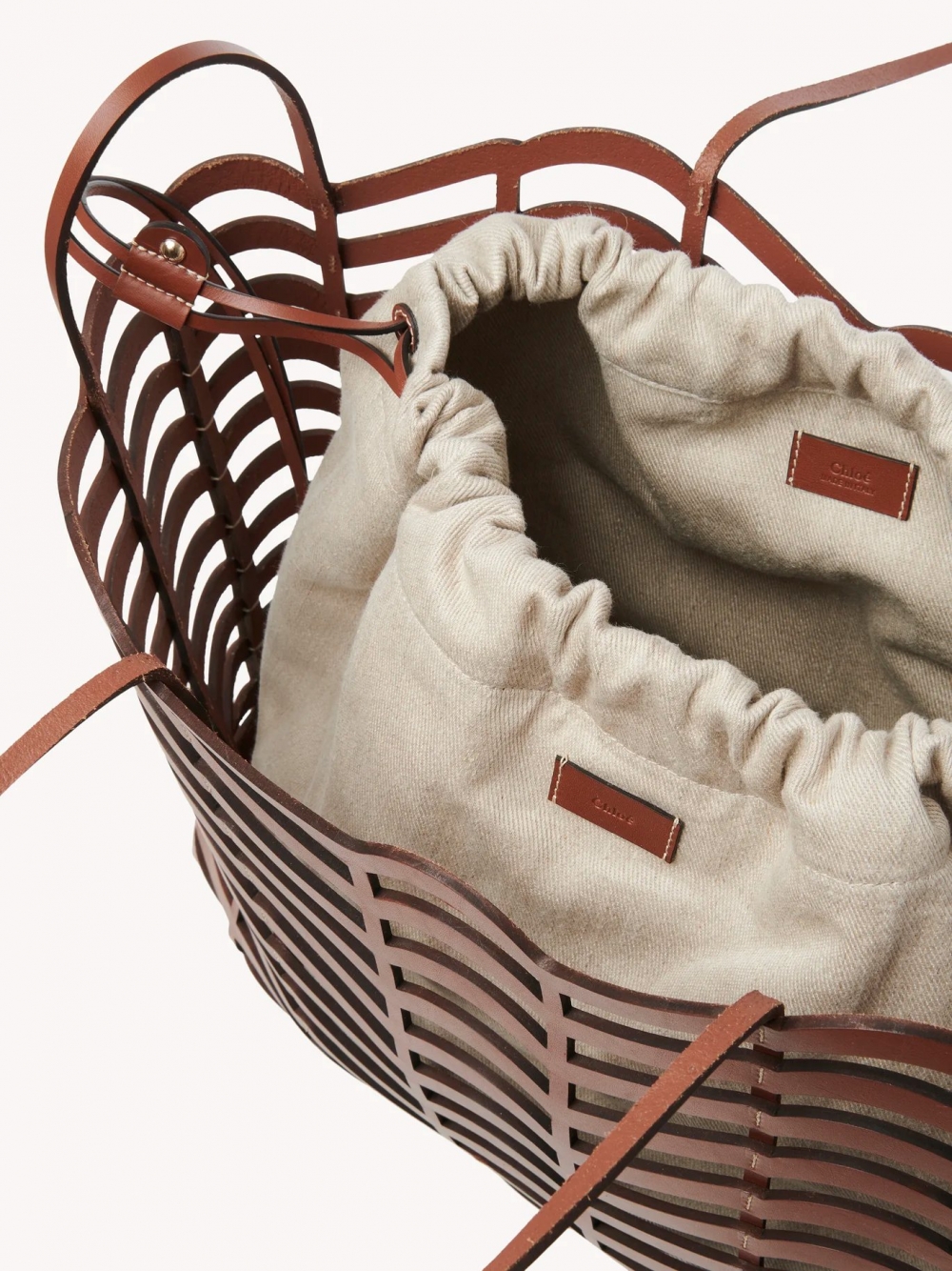 內袋也能變成後背包,使用上更加多元。